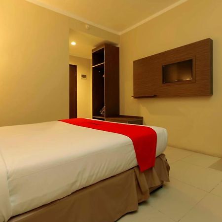 Reddoorz Plus Near Pantai Losari Hotel Makassar Ngoại thất bức ảnh