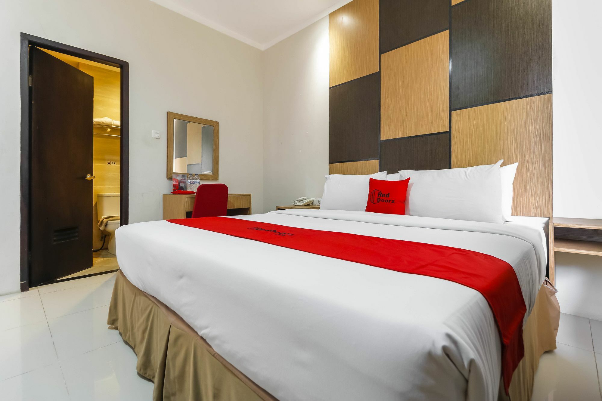 Reddoorz Plus Near Pantai Losari Hotel Makassar Ngoại thất bức ảnh