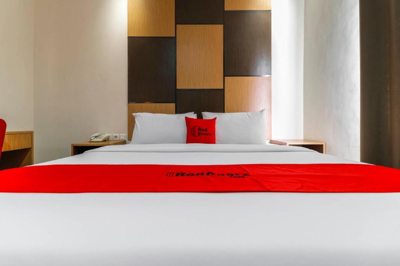 Reddoorz Plus Near Pantai Losari Hotel Makassar Ngoại thất bức ảnh