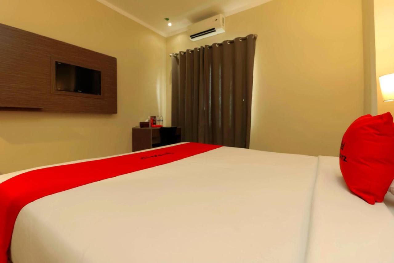 Reddoorz Plus Near Pantai Losari Hotel Makassar Ngoại thất bức ảnh